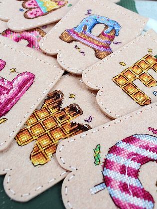 Гирлянда "С Днем Рождения!" на бежевом фетре (14 флажков)