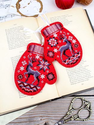 Варежки с оленями. Набор из 2 шт.